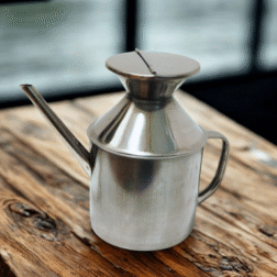 כד שמן מעוצב – 500 מ"ל מנירוסטה עם זרבובית