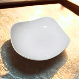 קערת פורצלן לבן מעוצבת – 20×20×5.5 ס"מ