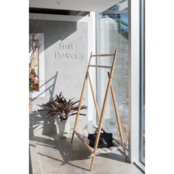 Alternative view of מתלה בגדים מעוצב מעץ אלון אמריקאי טבעי MOLLY HANGER